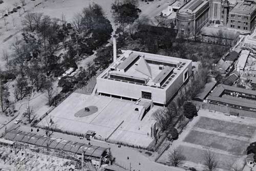 完成後の建物全景(1960年頃)