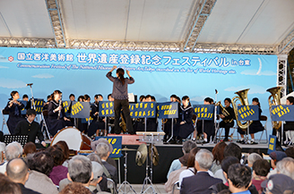 上野中学校吹奏楽部の演奏写真