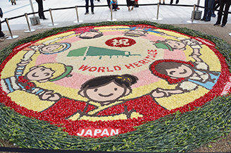 上野中学校ボランティアによる花のモニュメント写真