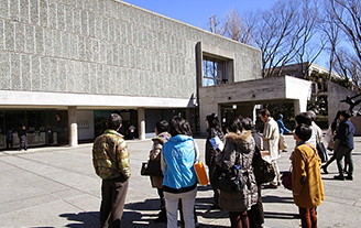 施設見学の様子写真